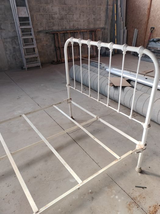Cama de ferro branca