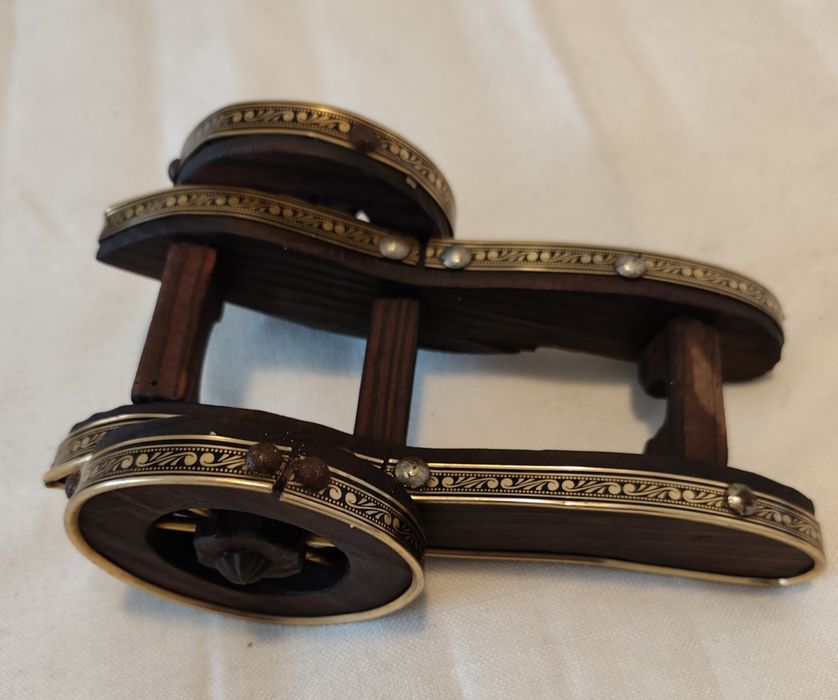 Suporte de vinho feito em madeira revestido em dourado