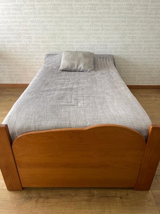 Cama com dois estratos e colchões incluídos64551602565889120