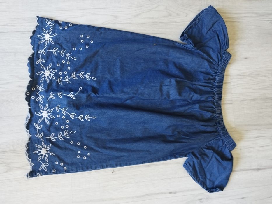 Bluzka tunika jeansowa dziewczęca 
Rozmiar 146
Stan bardzo dobry
Zapra