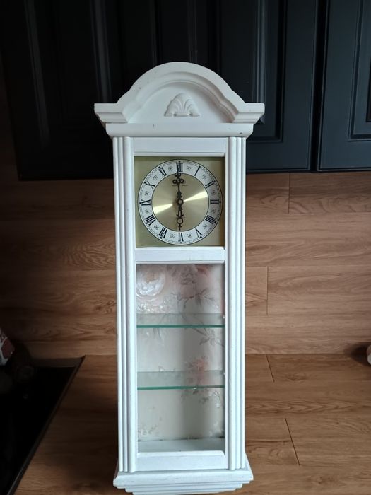 Zegar, skrzynia szafka po zegarze. Biała drewniana