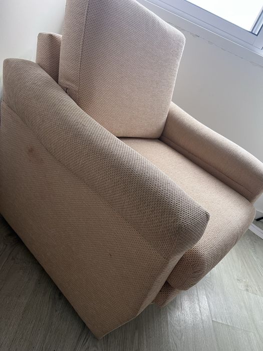 Vendo poltrona bege. Para desocupar.