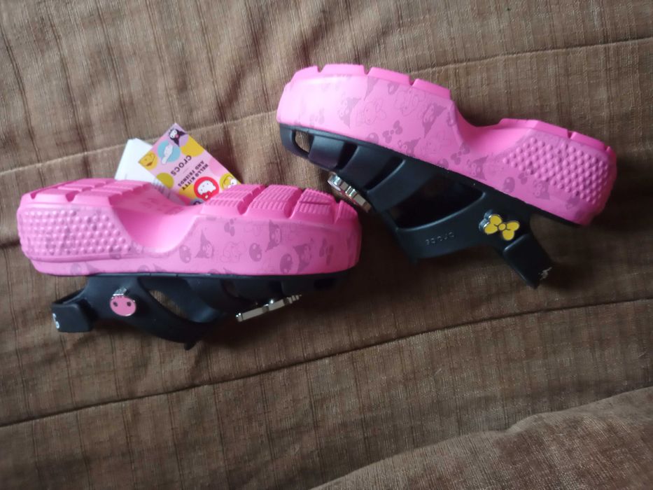 Crocs Stomp Sandal Hello Kitty & Friends, My Melody & Kuromi 37-38 W7
