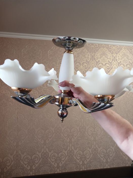 Люстра на 5 плафонів,стан хороший