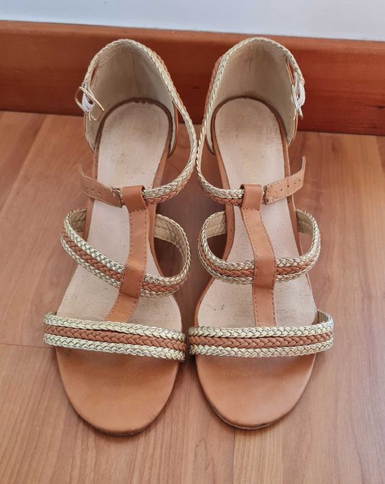 Sandalias de cunha lindas 36