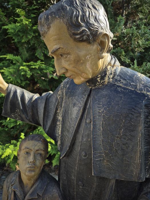 Duża rzeźba św Jana Bosko.