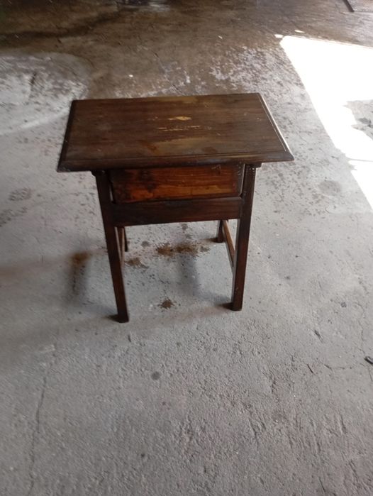 Vendo esta mesa muita bonita bom estado