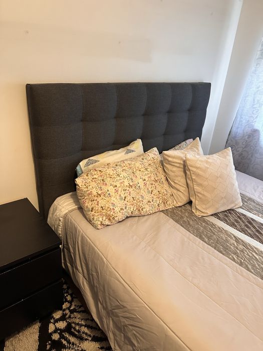 Cama com dois criados