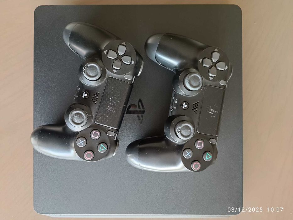PS4 + 2 Controllers433583621995253763