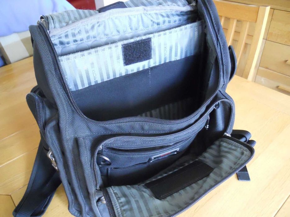 TUMI Mochila de nylon preta com compartimento para laptop, alças ajustáveis (26081D4)