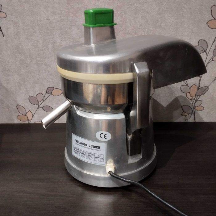 Соковитискач, соковыжималка профессиональная Juicer WF-A4000