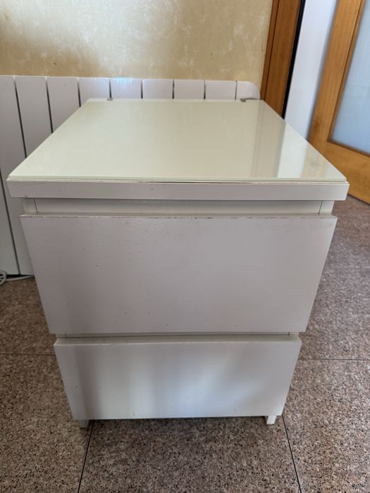 Mesa cabeceira com vidro