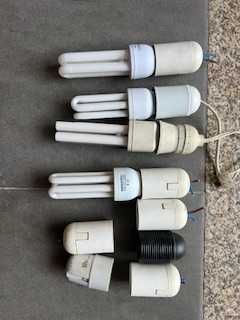 9 Casquilhos e 4 lâmpadas de baixo consumo