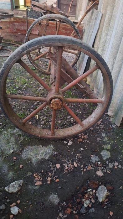 Балка з металевими колесами