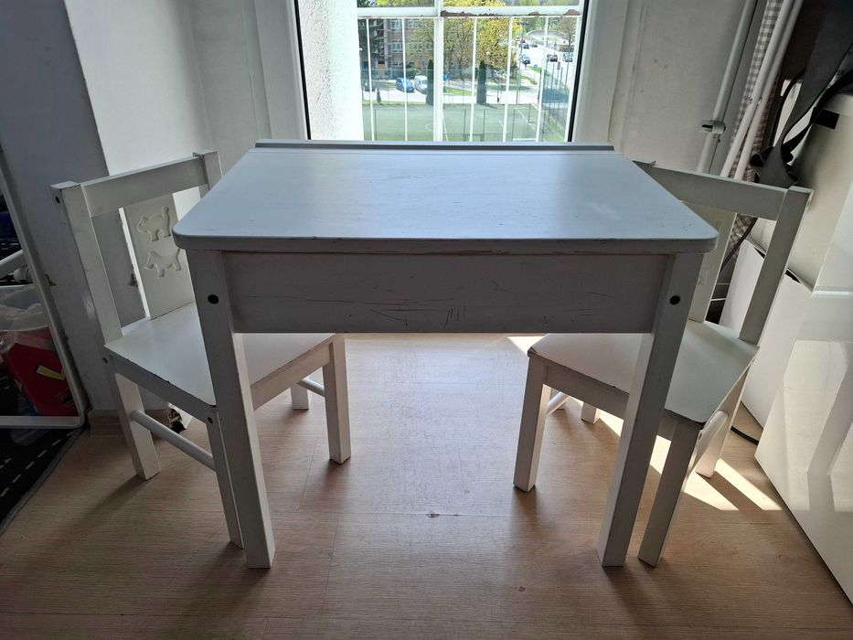 Biurko i dwa krzesełka