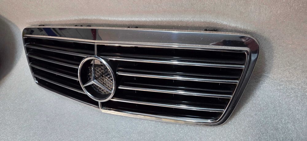 Grill atrapa emblemat Mercedes CLK W208