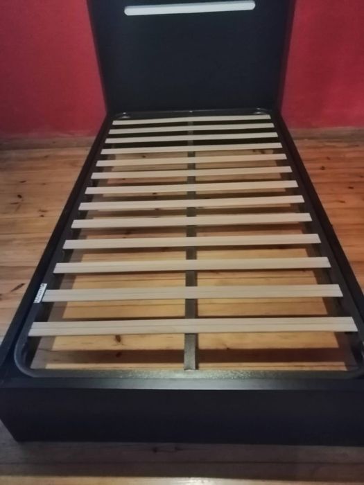 Cama solteiro com mesinha de cabeceira