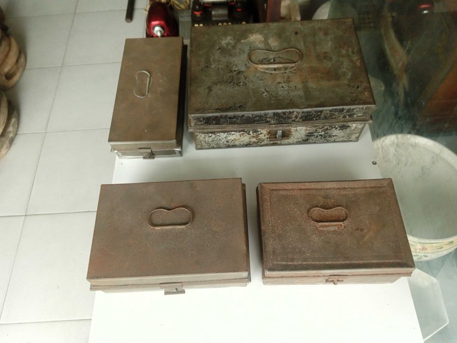 Caixas metálicas antigas