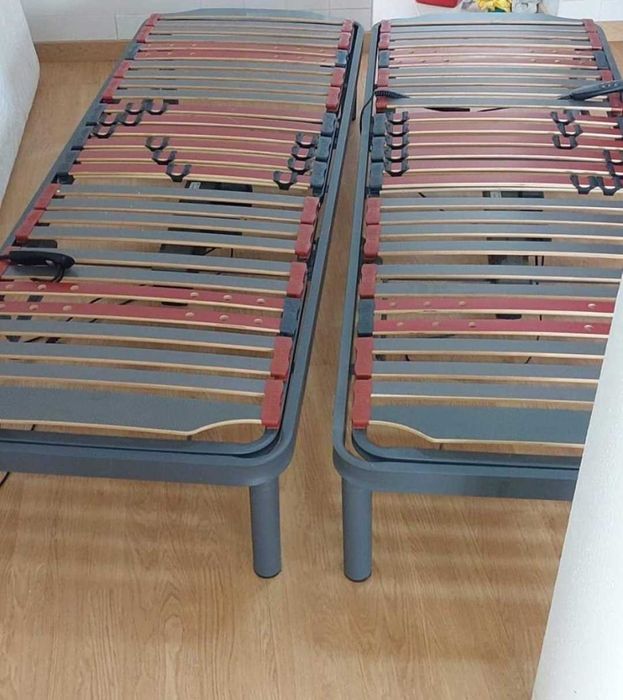 Estrado com mecanismo elevatório com colchões