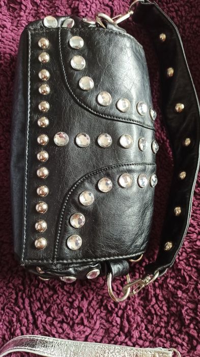 Mala/Pochete preto com tachas,PELE PURA marca SKARPPA