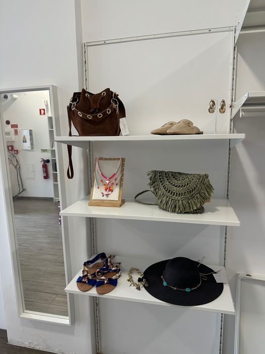 Estrutura metálica com prateleiras e varões