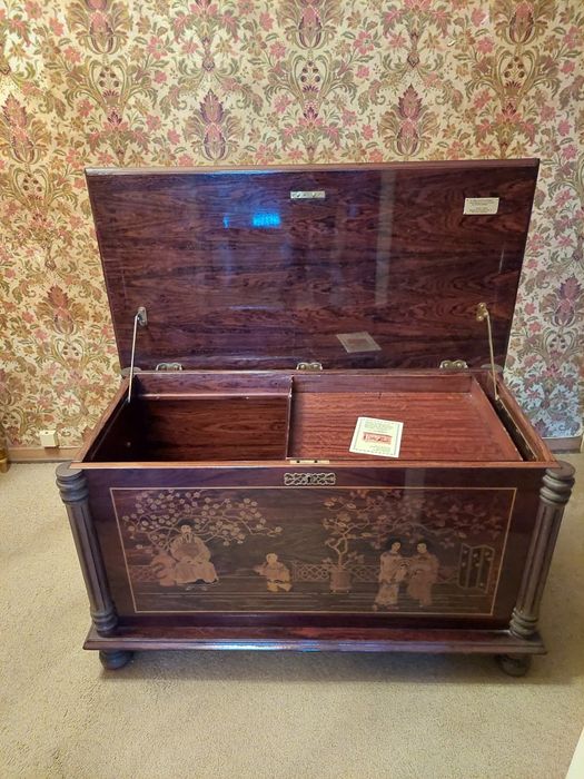 Arca / Baú com motivos chineses