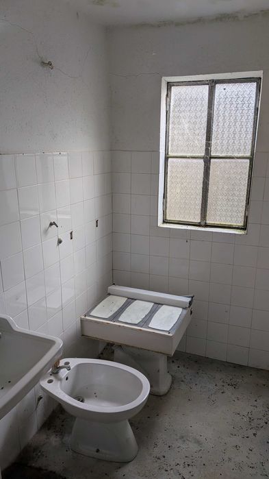 Vende-se moradia rústica para ganhar uma nova vida...