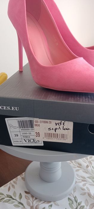 Szpilki neonowy róż, niestety zdjęcia nie oddają tego koloru