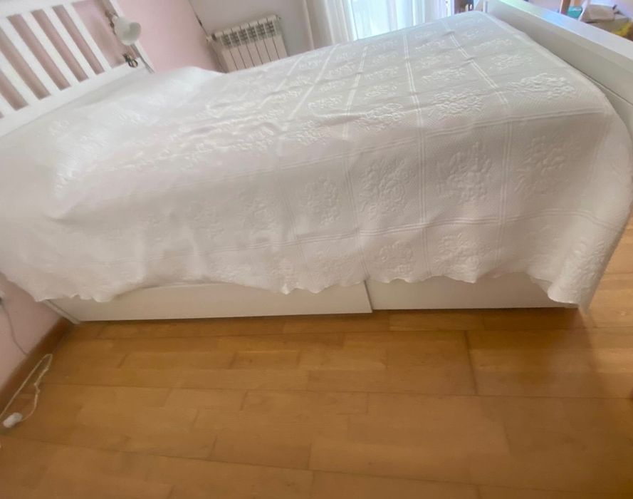 Cama de casal com gavetas para armazenamento