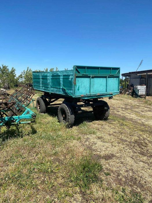 Трактор МТЗ 80 з насадками (причепа, оприскувач, плуг)