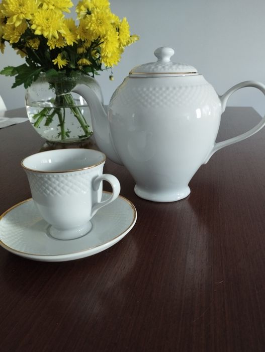 Serviço de 12 chávenas de chá com bule em porcelana Royal China novo