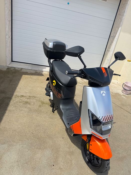 Scooter elétrica Garow TZ100 praticamente nova.