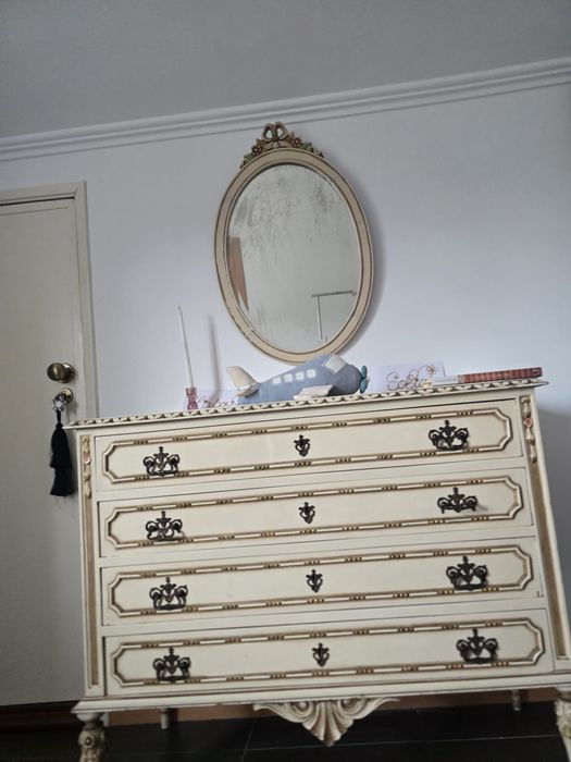 Cama e mobília de quarto