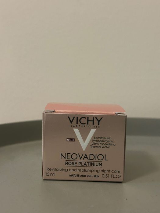 Krem VICHY rose platinum na noc wersja podróżna 15 ml + GRATIS