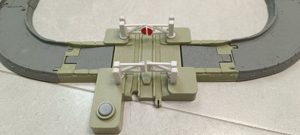 Zestaw Tomek i Przyjaciele Trackmaster z tunelem, drogą i przejazdem