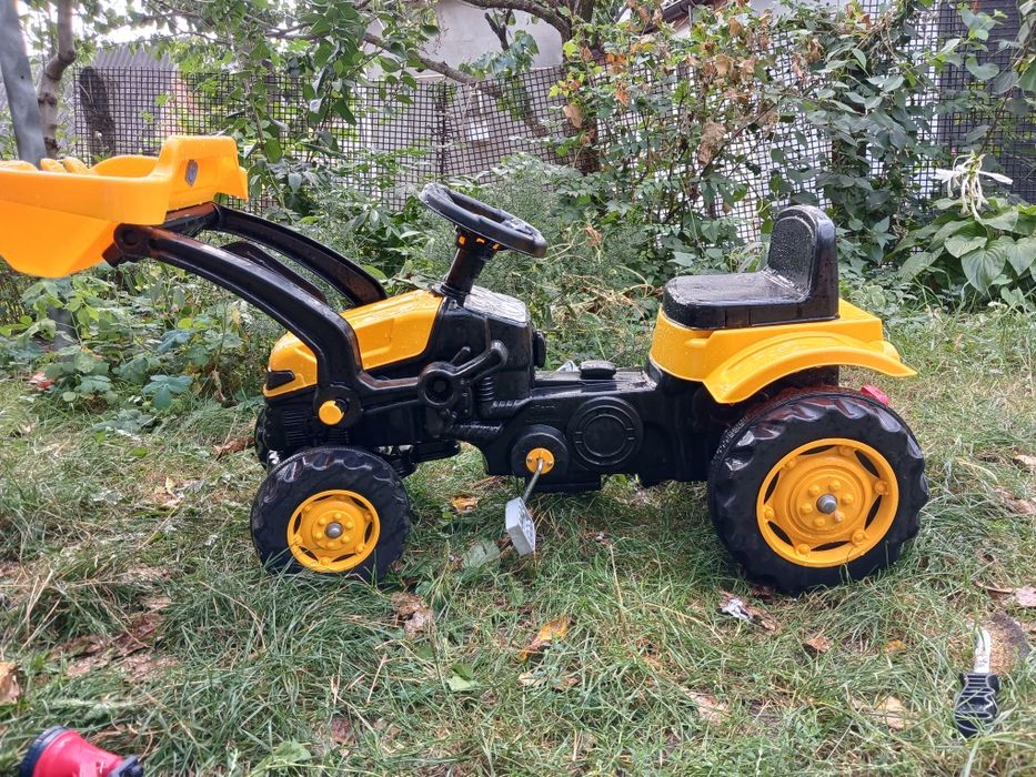Дитячий трактор на педалях