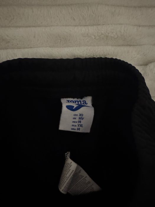 czarne spodnie dresowe joma