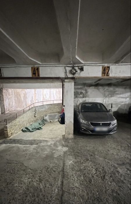 Паркомісце в паркінгу