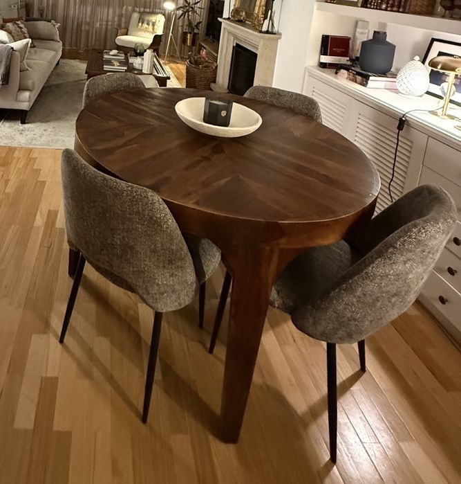 Conjunto mesa e quatro cadeiras AREA