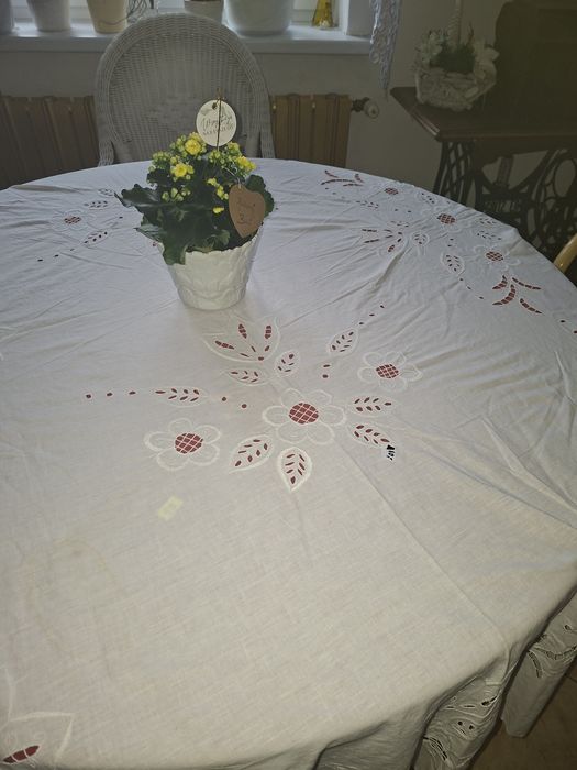 Obrusy białe haftowane