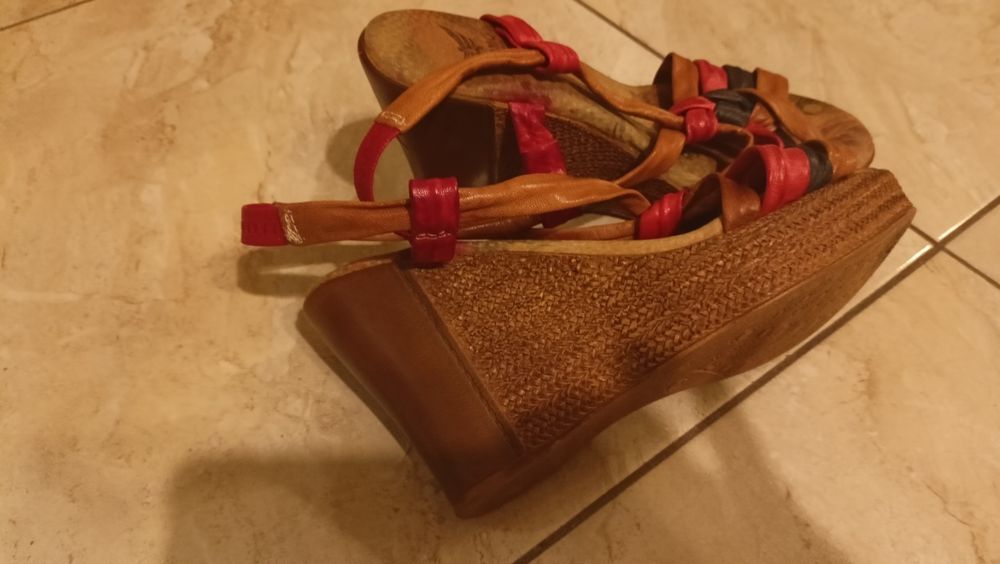 Sandały na koturnie