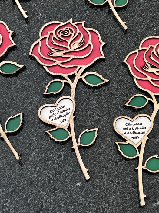 Rosa em madeira personalizada com frase a gosto