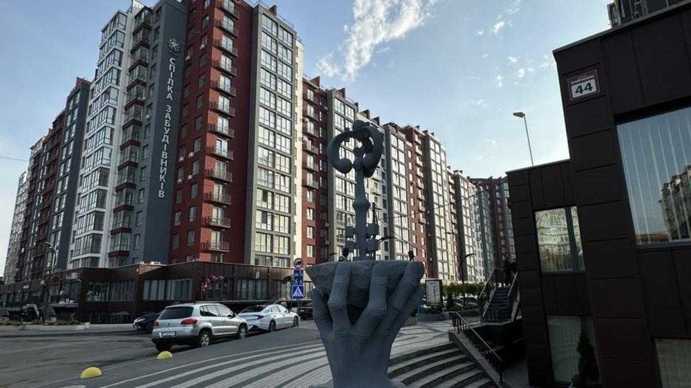 Продам простору 1-кімнатну квартиру в центрі!