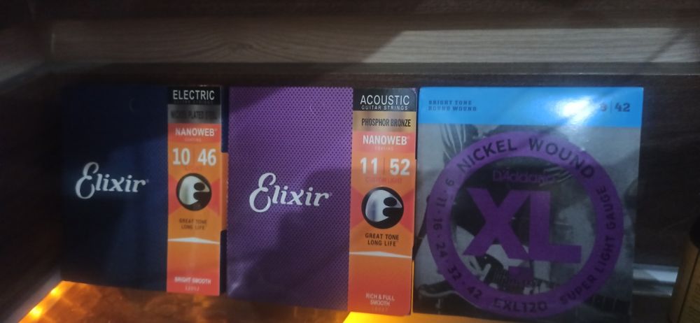 Продаж та заміна струн на акустичних та електрогітарах