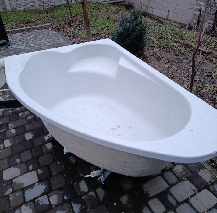 Продам ванну кутову