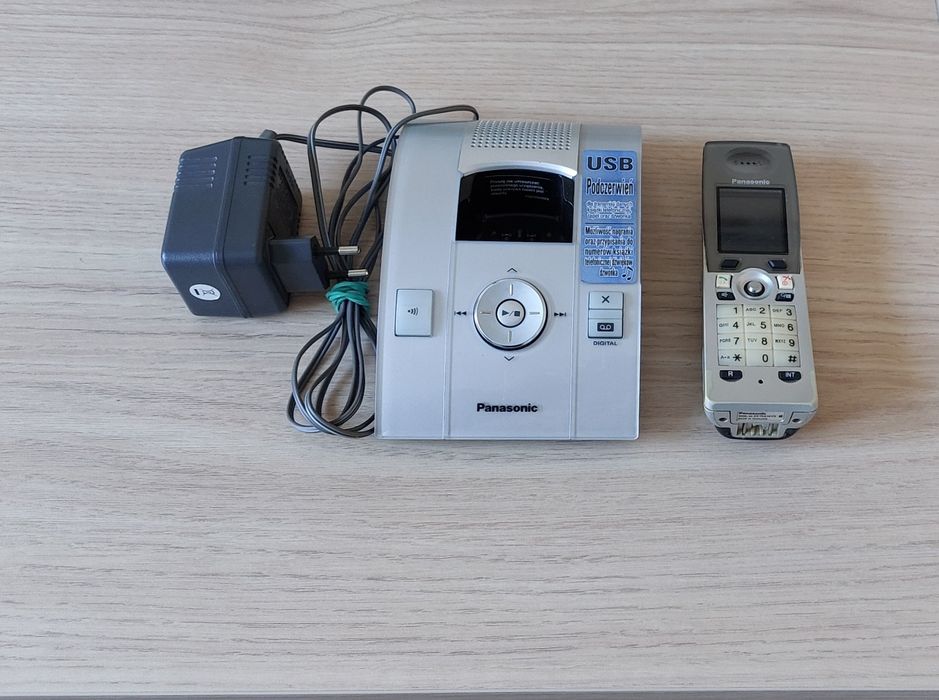 Telefon stacjonarny Panasonic.