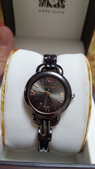 Продам часы Anne Klein