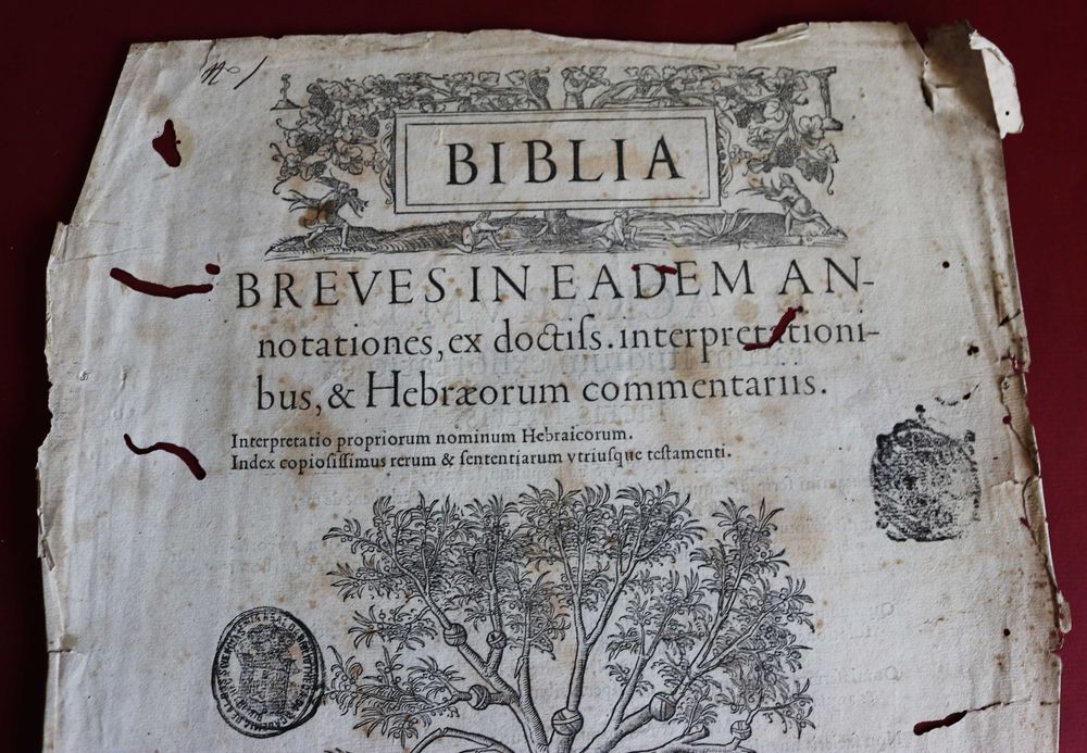 Portada da famosa edição de Bíblia Vulgata de Robert Estienne, 1532