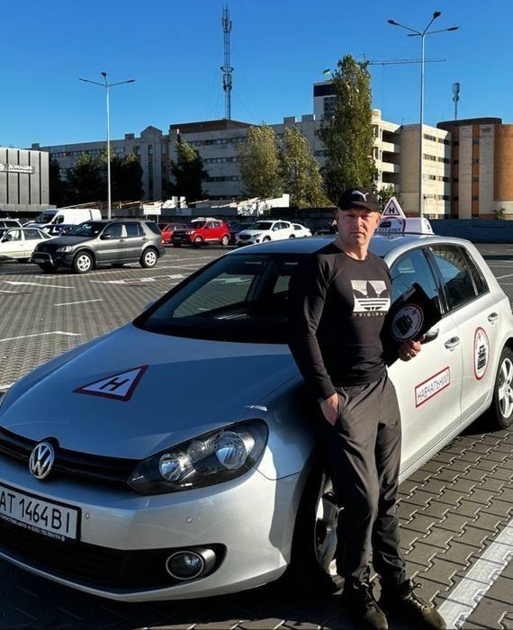 Автоінструктор , інструктор з водіння , приватний інструктор