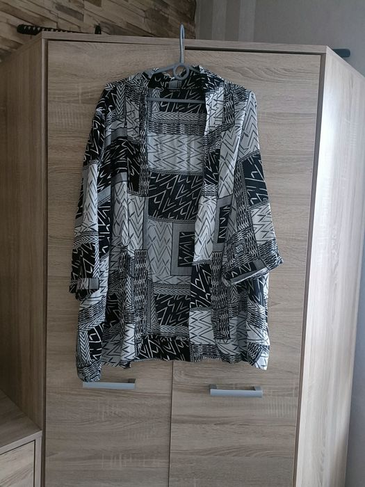 Czarno biała wzorzysta narzutka z wiskozy plus size